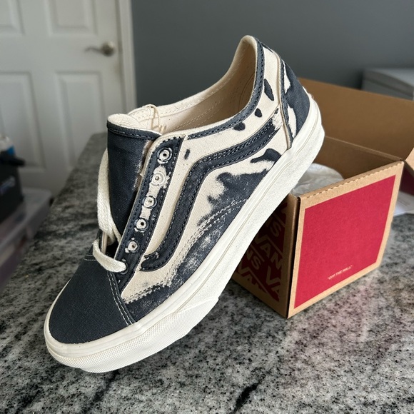 VANS - Picture 1 of 6